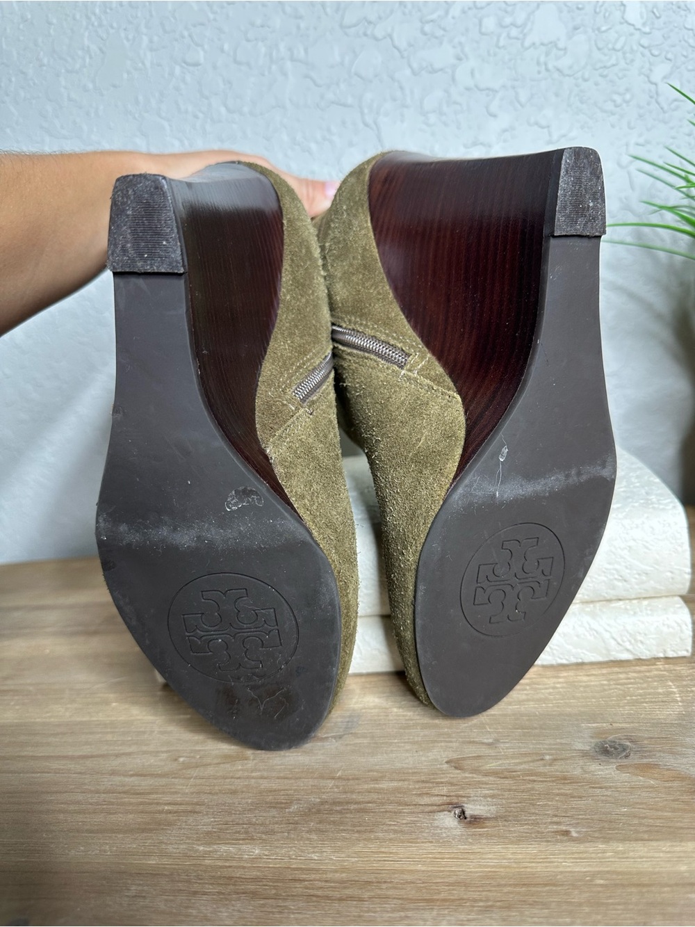 Tory Burch olive green suede wood wedge ankle boot with gold TT accent. Size 8.5 - Picture 9 of 15